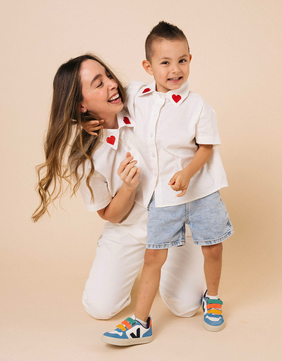Camisa para niñas y niños en algodón - Bordado corazones