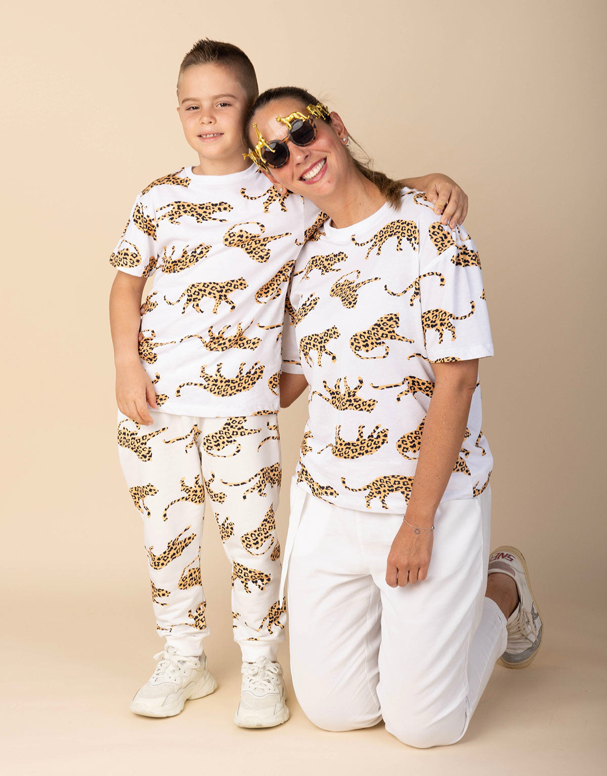 Conjunto unisex de camiseta y sudadera en algodón peruano leopardos